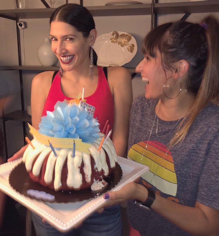 haashoficial's tweet photo. Feliz cumpleaños a la persona con el corazón MÁS grande que conozco! La sonrisa que mejora mi día, mi mejor mitad !! Te amo Hanna!!!! 🥳❤️💞 

Pueden adivinar dónde quedó el pastel.... 😬🎂 https://t.co/2zBf2dQ6rW