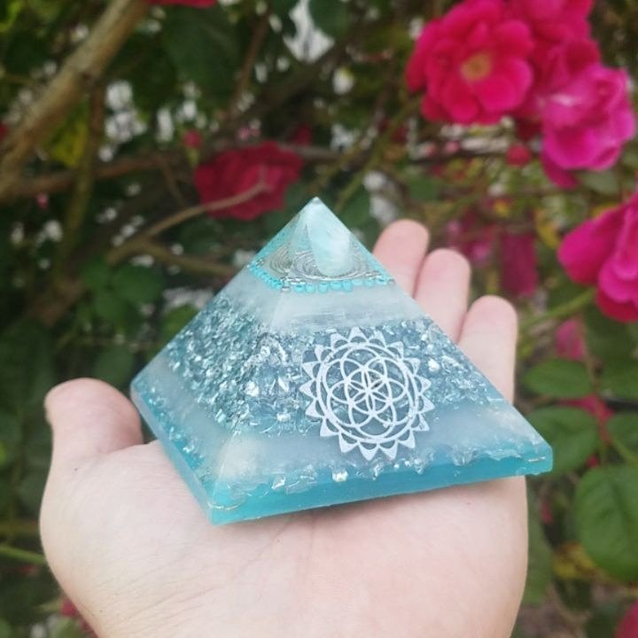 MasterMetaphys1's tweet photo. This design is meant to reflect the tranquil, calming wisdom that #Larimar offers us. Known as the #AtlantisStone, Larimar feels like an old friend. #Selenite and my 3 #Quartz blend to amplify the energies and the lovely soft sea blue pigment and #Seedoflife charm #sacredgeometry https://t.co/CtQMatkdcG