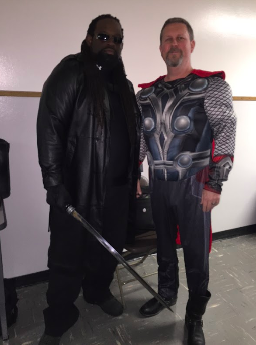 Fres_Con's tweet photo. 📢 #AdvisorShoutOut
We would not be able to put on #FresCon w/o the continuous support from our faculty advisor, Dr. Jones from the Department of Sociology! @FSSocSciences
#ThankYou Dr. Jones for everything & for geeking out with us! 🥳💥🤩 * Note Dr. Jones cosplayed as Thor* https://t.co/BG4KV9ZrGA