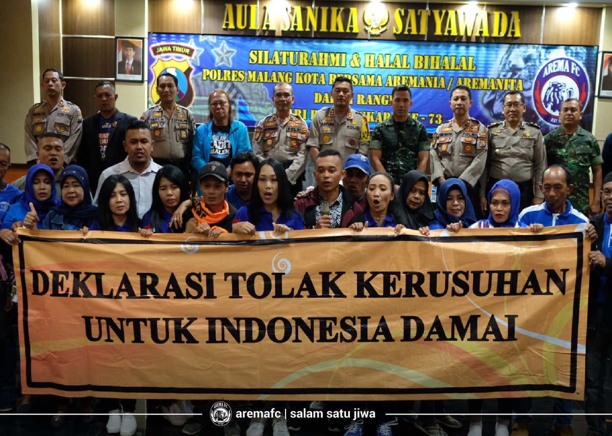 AremafcOfficial's tweet photo. Halal Bihalal Polres Malang Kota dengan Arema FC, Aremania.Hadir Kapolres Malang Kota AKBP Asfuri, Dandim Kota Malang Letkol Tommy Anderson, Tokoh Arema Ovan Tobing, Manager Ruddy Widodo,Ketua Panpel Abdul Haris,Media Officer Sudarmaji dan  Dirijen Aremania Yuli Sumpil. #aremafc https://t.co/MQGyg15A3Y