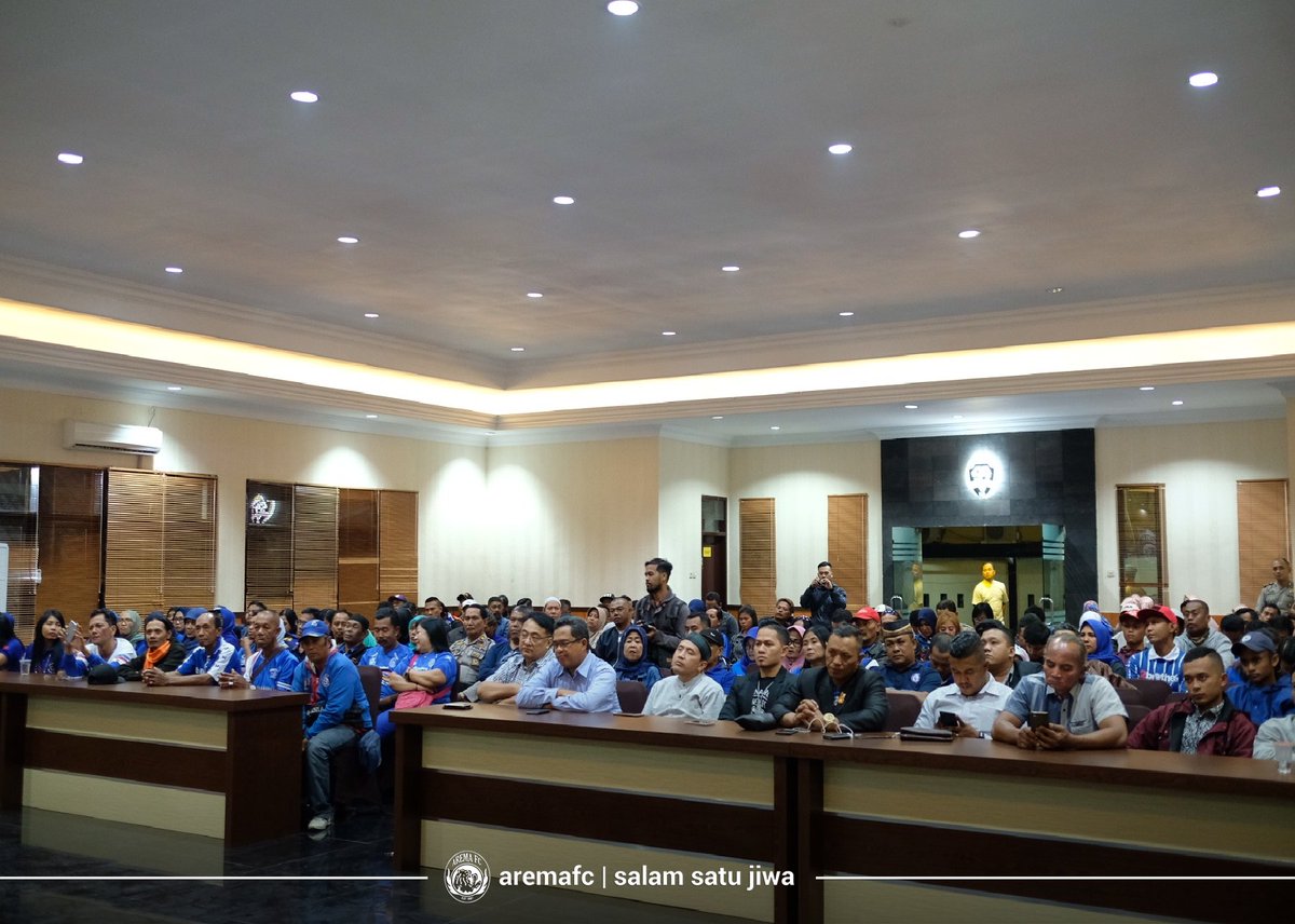 AremafcOfficial's tweet photo. Halal Bihalal Polres Malang Kota dengan Arema FC, Aremania.Hadir Kapolres Malang Kota AKBP Asfuri, Dandim Kota Malang Letkol Tommy Anderson, Tokoh Arema Ovan Tobing, Manager Ruddy Widodo,Ketua Panpel Abdul Haris,Media Officer Sudarmaji dan  Dirijen Aremania Yuli Sumpil. #aremafc https://t.co/MQGyg15A3Y
