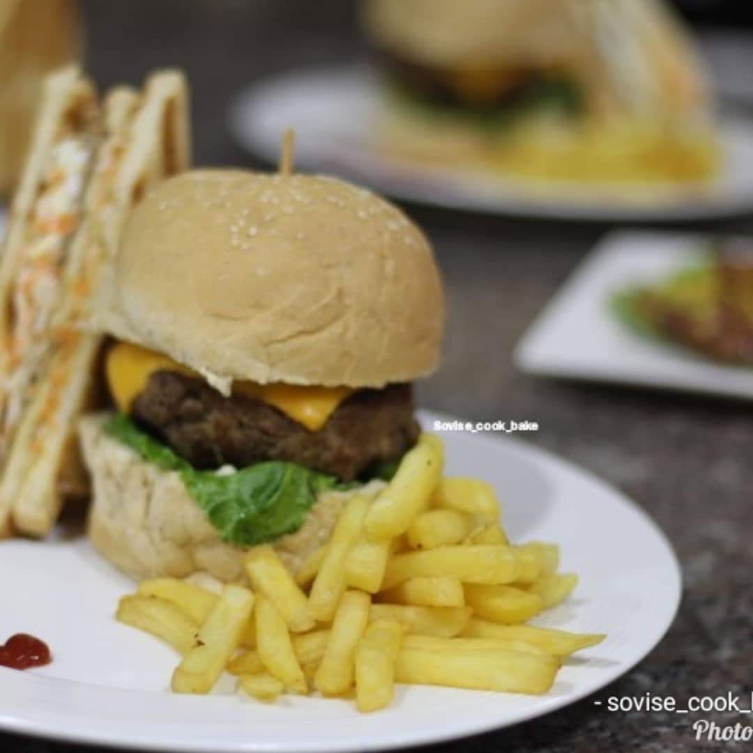 BakeSovise's tweet photo. Yummy Beef Burger from today's cooking class
If you are not here you are missing because we are going to be making great meals as cooking class starts today
#culinaryartsschool #beefburger #yummy #cookingclass #cookingtraining #upcomingchefs #chefsinthemaking #naijachefs #phchef https://t.co/R7IwsAWkCn