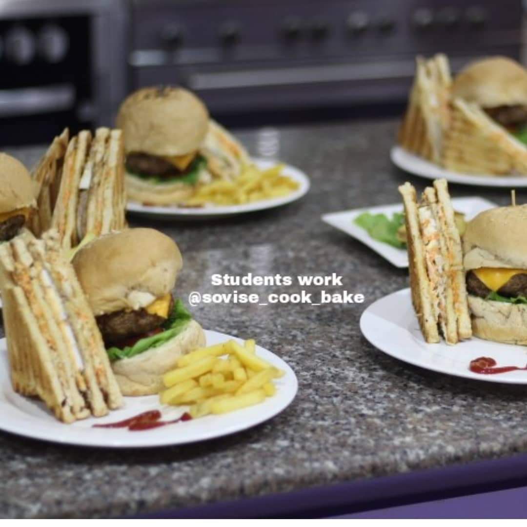 BakeSovise's tweet photo. Yummy Beef Burger from today's cooking class
If you are not here you are missing because we are going to be making great meals as cooking class starts today
#culinaryartsschool #beefburger #yummy #cookingclass #cookingtraining #upcomingchefs #chefsinthemaking #naijachefs #phchef https://t.co/R7IwsAWkCn
