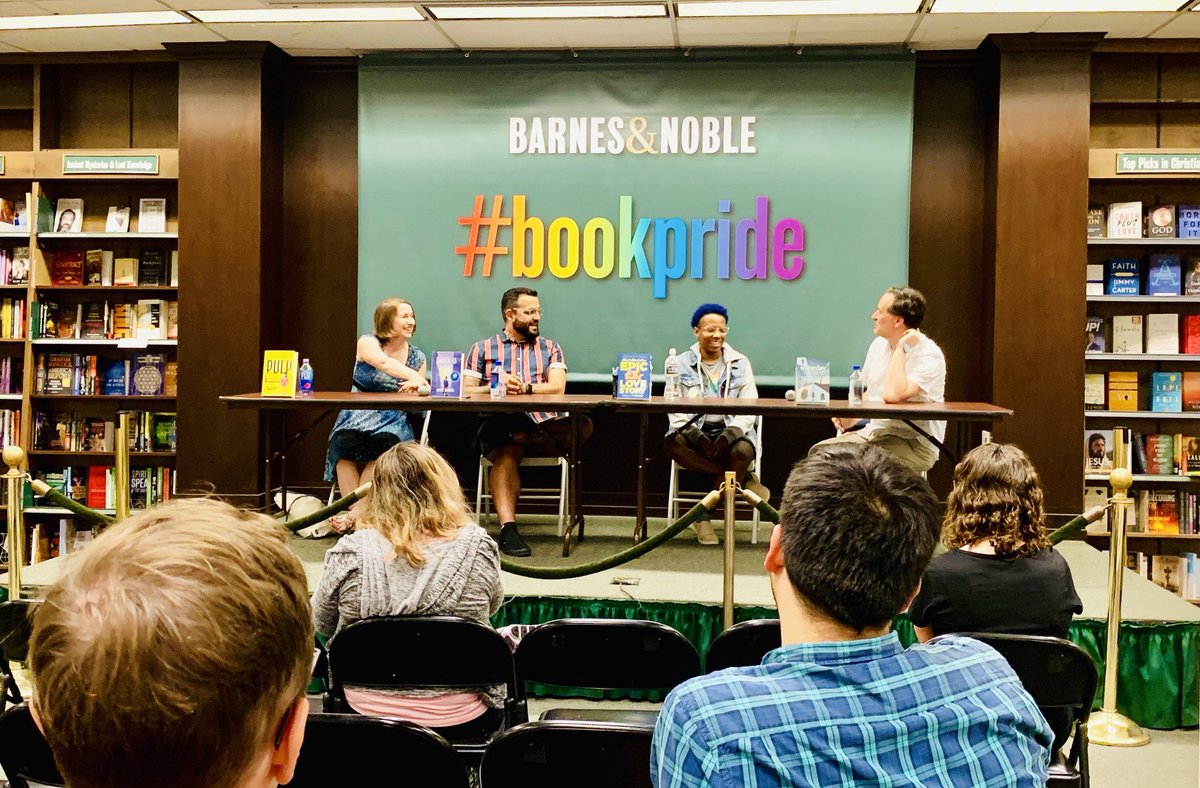 Having a lovely time at this @BNUpperWS #bookpride event. ❤️🏳️‍🌈 Thanks for coming out, everyone!