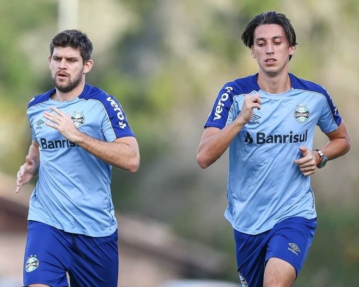 blitztricolor's tweet photo. Geromel e Kannemann juntos em treino do Grêmio. Que dupla! 💙🇪🇪 https://t.co/kAJb4Pd9Lj