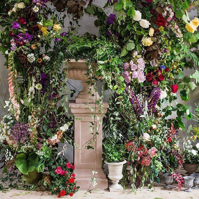 I’m creating floral scenery for some of this years weddings using a mixture of props, plants and flowers with stronger colour combinations. A great way to add impact and interest and easy to design @nofloralfoam #foamfree #nofloralfoam #floralscenery #we… ift.tt/2IKT8nN