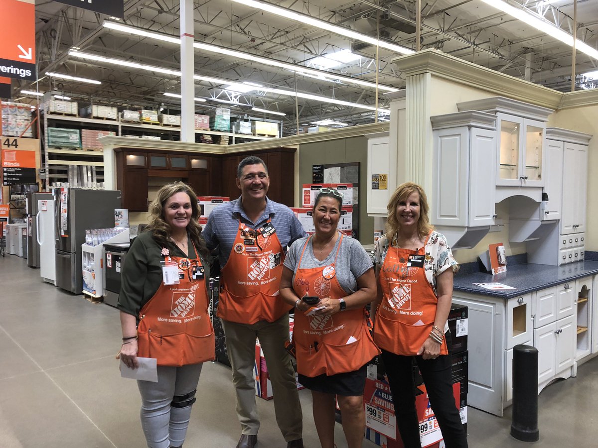 Congrats to Mary for her excellent customer service and positive attitude! <a href="/zeeepee/">Zinnia Padilla</a> @nlorenz90_m <a href="/kristinbitsoi/">Kristin (My Tweets are my own: My Only Account)</a> #straightoutta470 #d66proud