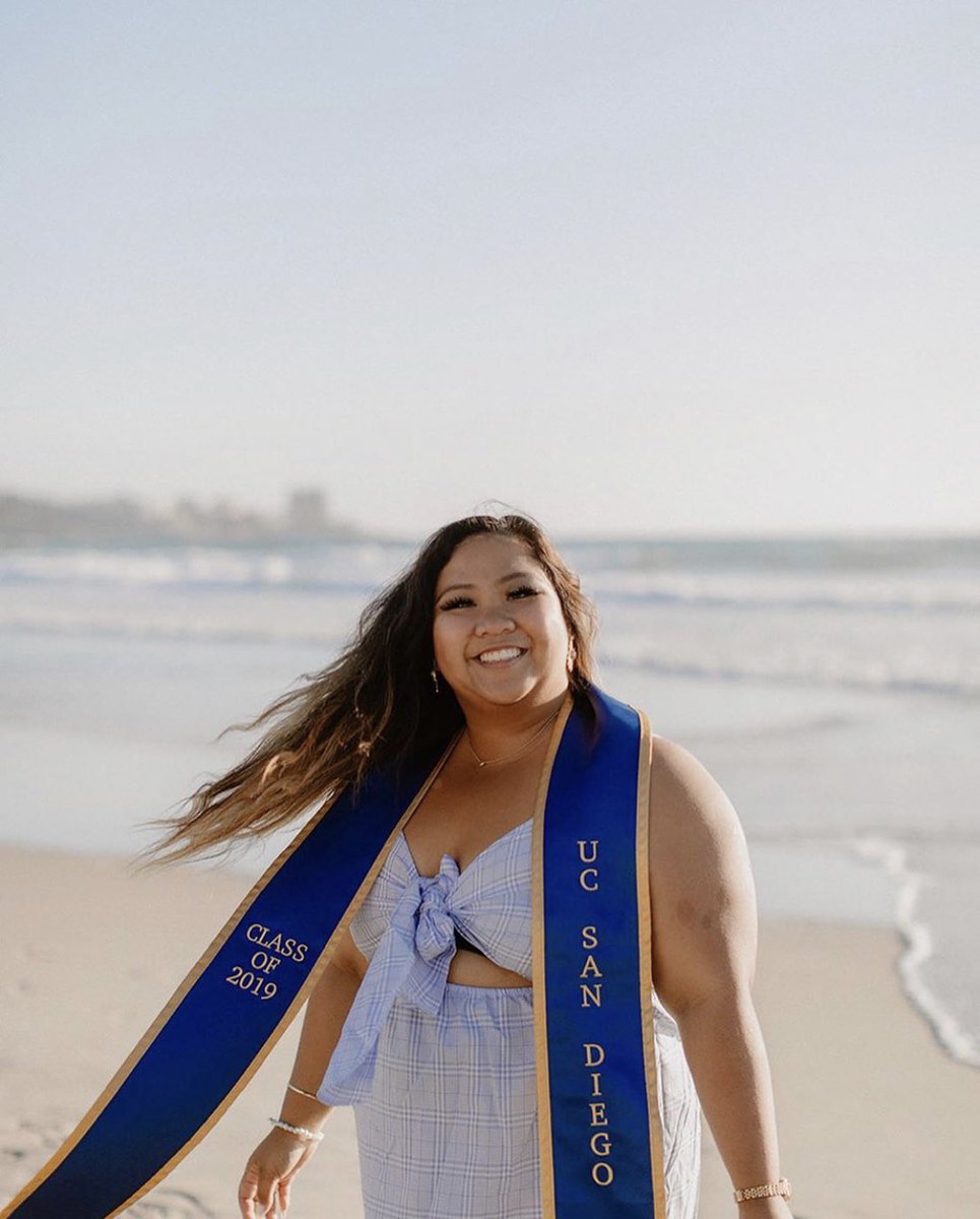 UCSDalumni's tweet photo. Waving goodbye to undergrad π π @kvithleen pc: @sincerelysini
#UCSDAlumni #UCSD2019 #TritonGrad #UCSD #Classof2019 https://t.co/jAsIUFDX4n