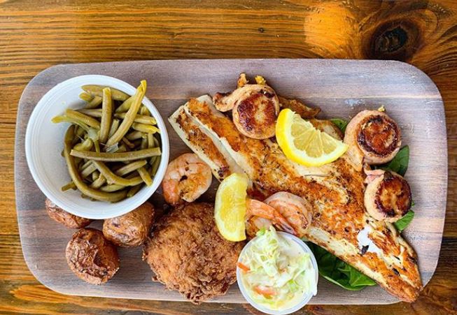FoodsWithJudes's tweet photo. Ordered the Safe Haven #grilled #seafood platter at the Frying Pan #restaurant in Southport, NC - delicious! The dish is full of #protein and #nutrients that we don’t eat enough of (like #selenium, #choline, vitamin D, #omega3 fats)! #LeanBodySmartLife #rdchat #summertime https://t.co/QdbiljSBVp