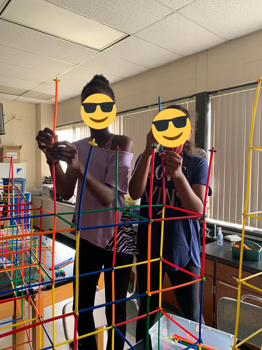 DWalczyk_FTPS's tweet image. Ms. Nastus’s class was very busy building their own city today!