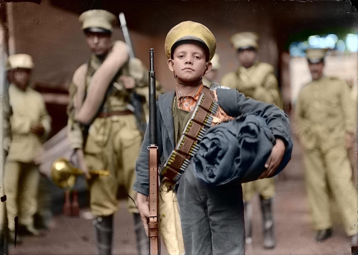 Cuauhtemoc_1521's tweet photo. Durante la revolución mexicana fueron reclutados gran cantidad de  niños. Y esto no solo pasaba en el ejército federal, sino también lo realizaron los villistas y zapatistas. Para los niños y adolescentes no había opción, eran forzados a tomar el rifle y el uniforme, y a pelear https://t.co/4ZW2UDU6si