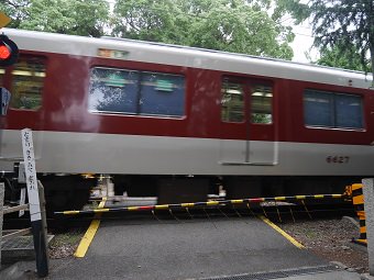 keymannetwork's tweet photo. 境内に近鉄南大阪線が横切ってる？　まさか？　けど、あれ、踏切だよね。1922年、大阪鉄道が布忍駅-道明寺駅を開通。町内を通らないよう、仲姫皇后陵の堤に沿って走らせたとか。朝、陵の周囲をぐるりと走りました。詳しくは・・・。https://t.co/dNoVjgff4X https://t.co/umZiSiEmU5