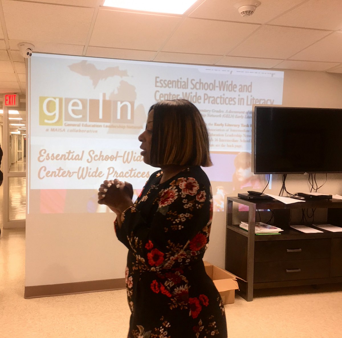 WilsonMellissa's tweet photo. Sharing about #SummerReading and the #SummerSlide at the #ParentPopUpDinner to promote participation in the @DetroitBCDI #LitLabPopUp happening this summer at the River Crest apartment complex in Detroit #MichiganLiteracy #WayneLiteracy @WayneRESAELA https://t.co/fIJsUJ7MFj