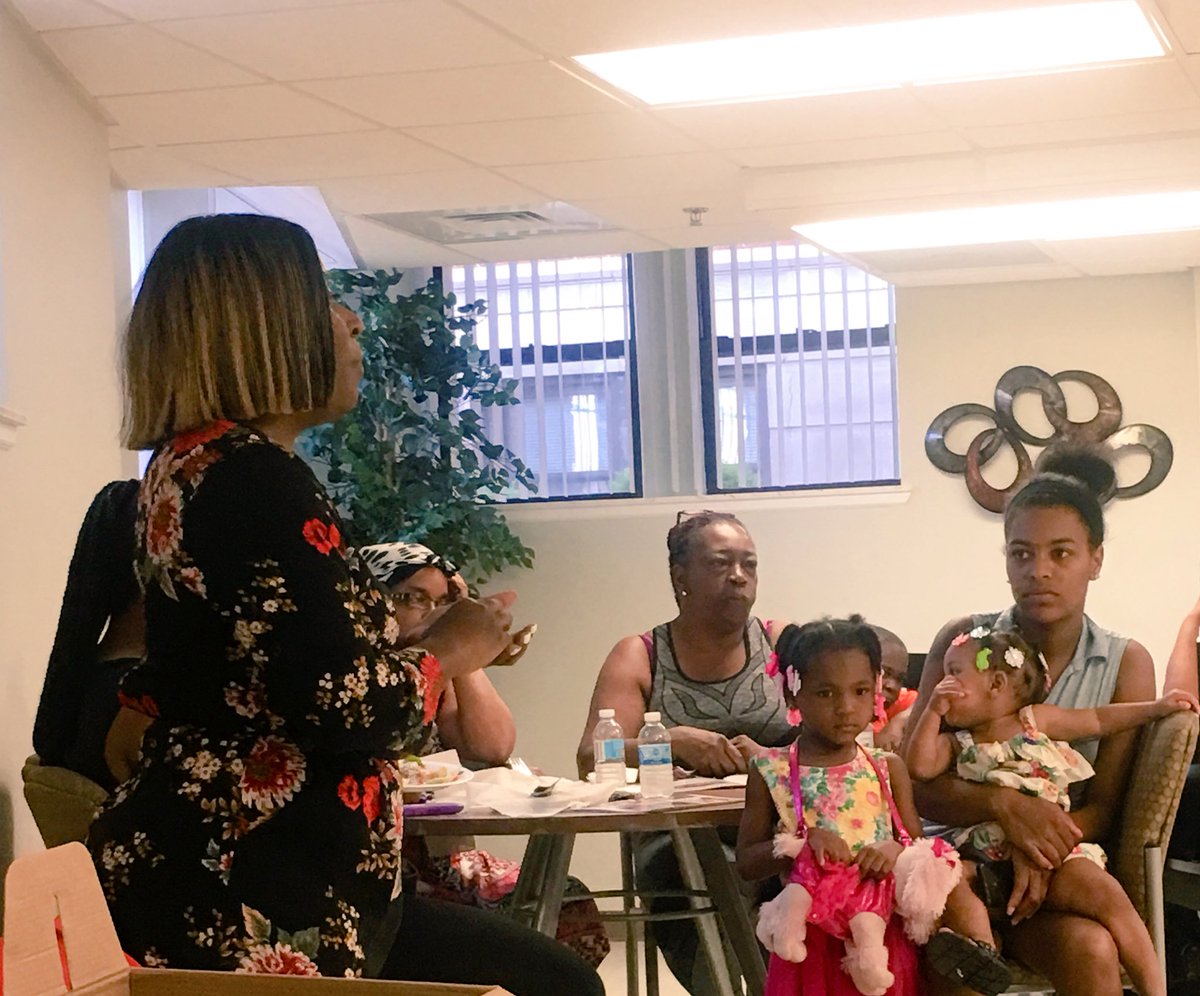 WilsonMellissa's tweet photo. Sharing about #SummerReading and the #SummerSlide at the #ParentPopUpDinner to promote participation in the @DetroitBCDI #LitLabPopUp happening this summer at the River Crest apartment complex in Detroit #MichiganLiteracy #WayneLiteracy @WayneRESAELA https://t.co/fIJsUJ7MFj
