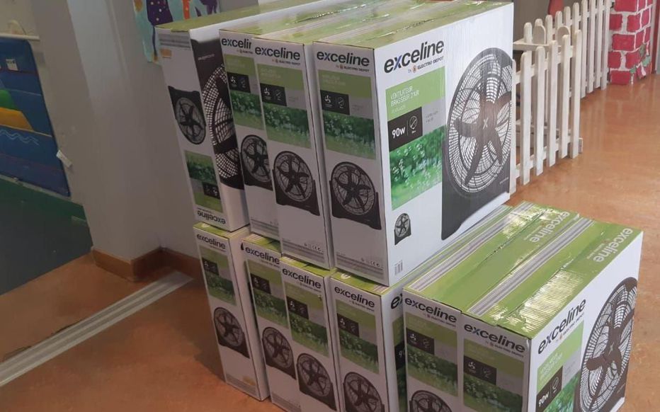 BriacTrebert's tweet photo. Un papa offre 10 ventilateurs à l’école maternelle de sa fille (car dans sa classe, pas équipée de rideaux ni de stores, il fait 40°C), l’Éducation nationale les refuse ! L’histoire du jour racontée par @Barto_Simono dans @le_Parisien > https://t.co/LQf5CjRKd4 #canicule2019 https://t.co/AP7ZhRsrdl