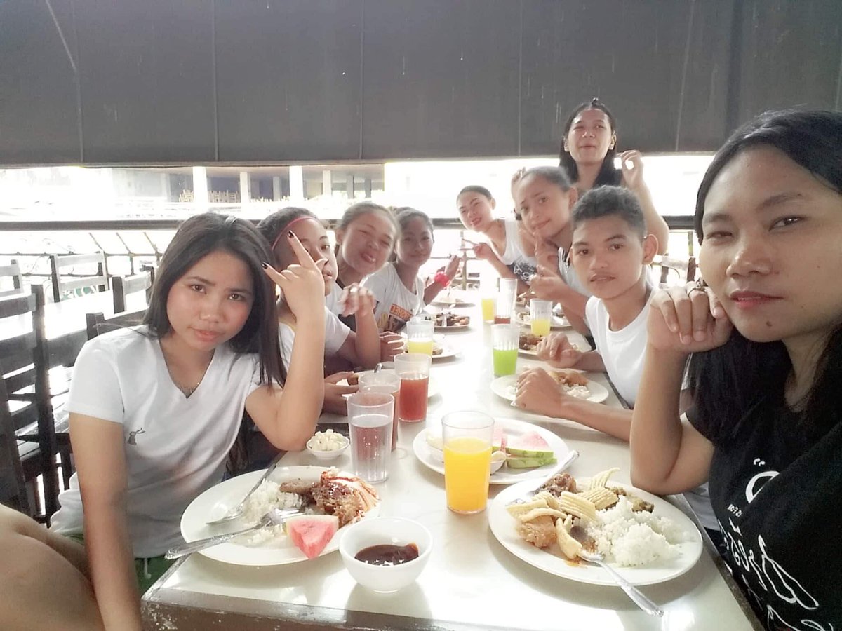 johnmercene_20's tweet photo. Our @itsmeangelieofc and his ate @luisafalguera5  enjoying lunch with her highschool batchmates
#ANGELIEbalikBahayMuchEXCITING 
@JWMercene 
@lienaticsworld 
@DagangonLenny 
@AngelieTrendOFC https://t.co/0Op7nBESmo