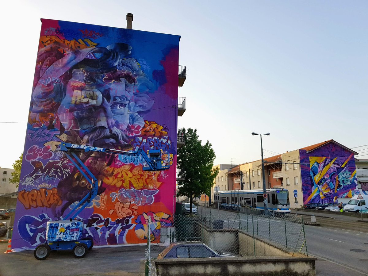 Ce matin, un détour par #Fontaine avec <a href="/pichiavo/">PichiAvo</a> en peinture pour le #SAFGA2019 ! On notera que ces 2 fresques #DeSerty31 sont idéalement placées pour les voyageurs du tram #LaMétro #Grenoble