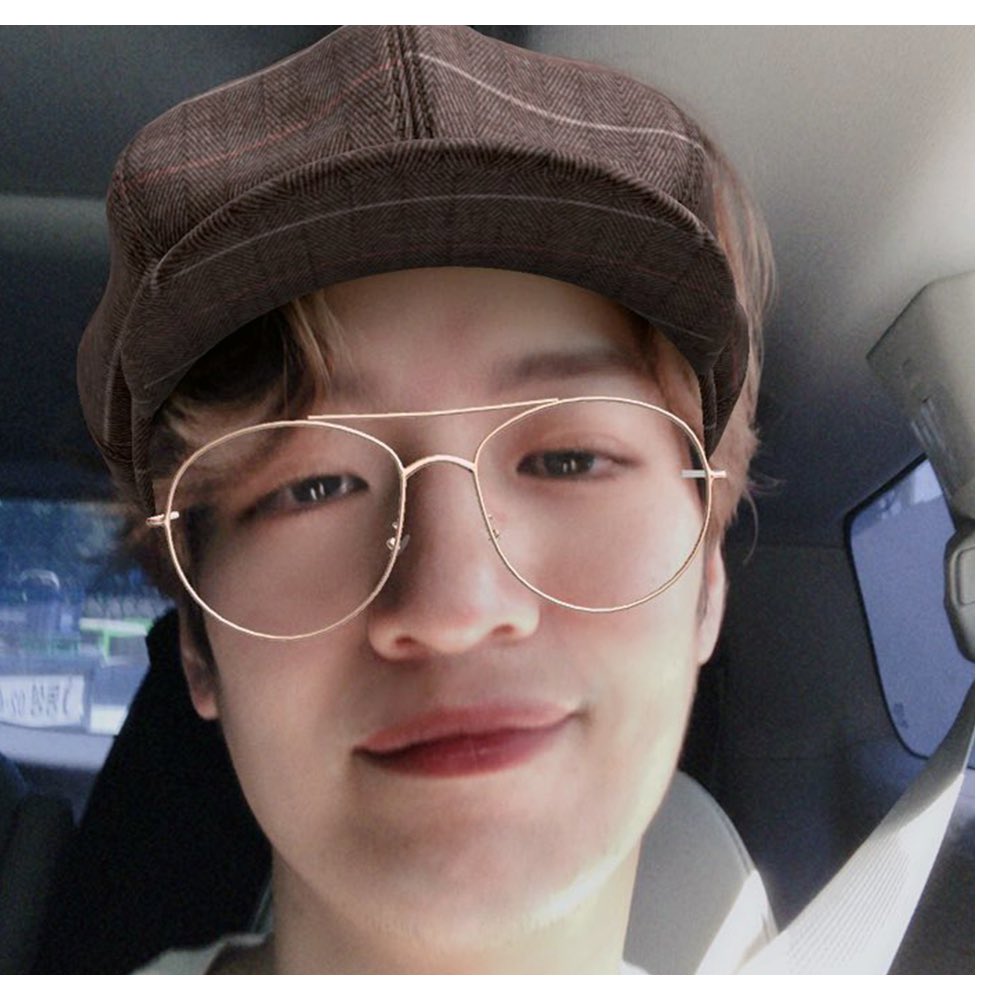 열다섯 번째 #HOIFIE
⠀⠀⠀
⭐️얼굴 천재⭐️미소 천재⭐️ 호이 오빠의 HOIFIE가 도착했습니다!
⠀⠀⠀
오늘 하루도 호이 오빠의 미소 보면서 힘내세요💗
⠀⠀⠀
#안경도이렇게잘어울려버리기 #안경호이👓
#손호영 #SonHoYoung #HOI