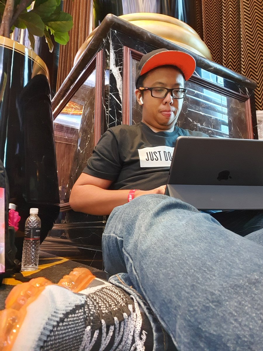 chapree's tweet image. #DatFeel

When event venue so full, no more seats for you

Just duduk kat luar atas lantai and carry on like a bawse 🙋‍♂️