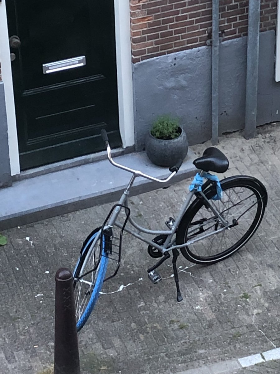 MonicaKeyzer's tweet photo. Luidruchtige aso-buren met dito bezoekers, houden weer een straatfeest. Swapfietser parkeert midden op de stoep. Terwijl aan de overkant een fietsenrek staat. En hup #zwaankleefaan #fietsparkeren #stoepstalling https://t.co/oryc8qKJeB