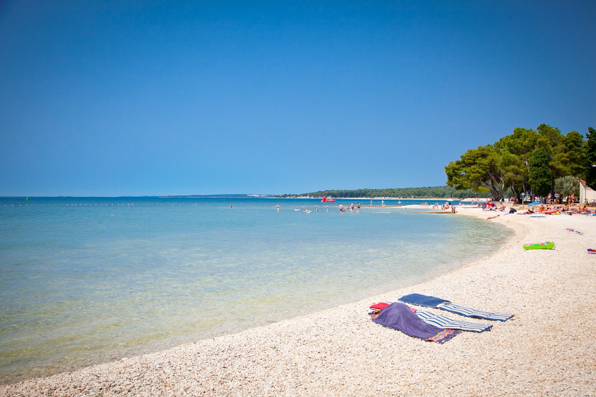 Having a fabulous beach for yourself means just another lovely morning in Fažana. ☺️

#loveIstria #hellosummer #TravelIstria #morningbeach