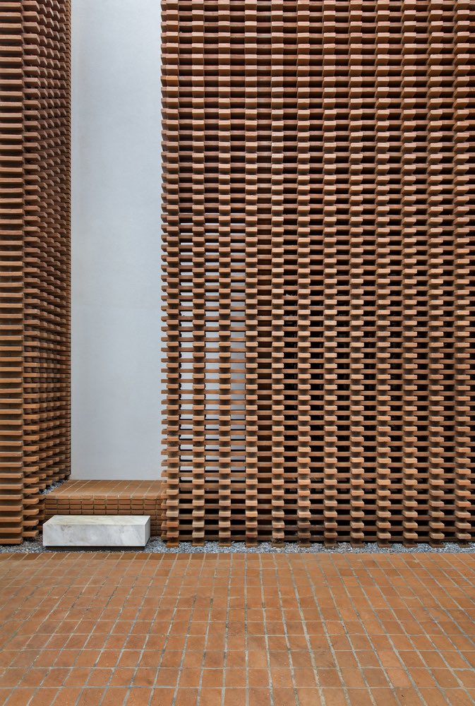 ProTecDi's tweet photo. “La arquitectura comienza cuando se ponen los ladrillos con cuidado". Mies van der Rohe.

Estudio de Arquitectura
Studio Guilherme Torres
São Paulo / #Brasil
2017
Detalles / #MiercolesEnladrillado / 140 m² https://t.co/hJWlMoXmtv