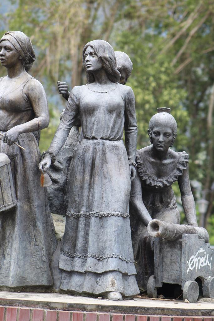 estatuasmerida's tweet photo. #GrupoEscultórico | #BroncesCuriosos | Doña María Isabel Briceño Peralta de Fornés es una de las #heroínas merideñas de la Guerra de Independencia inmortalizada en el conjunto escultórico realizado por Manuel de La Fuente Muñoz (1932-2010).
#EstatuasdeMerida
#estatuas https://t.co/g7uwhCKfEf