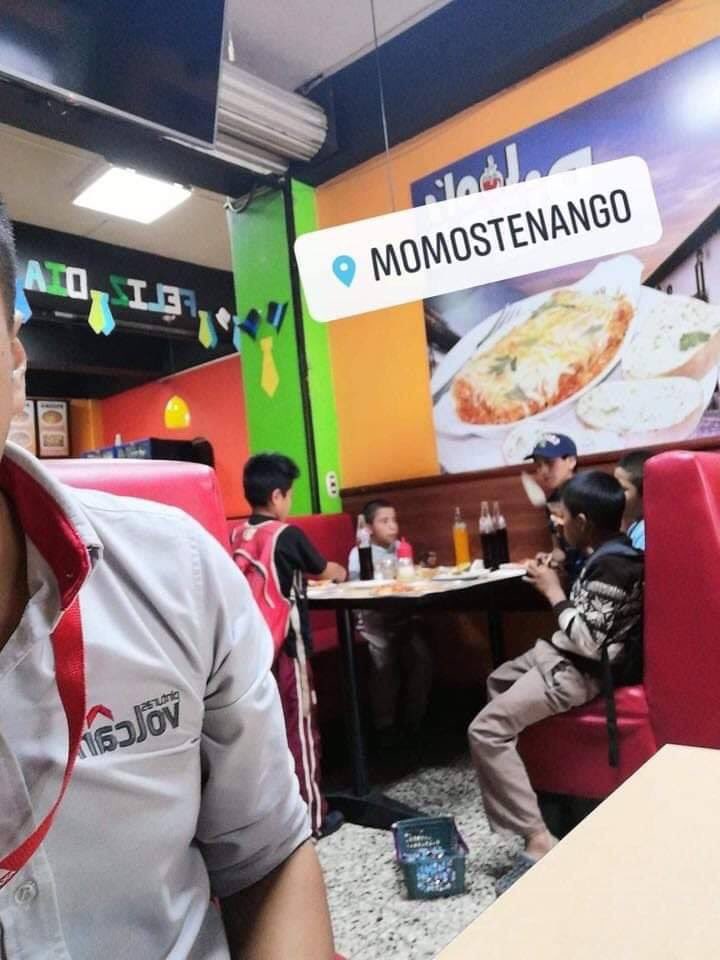 PampichiNews's tweet photo. #Viral  #ConmovedoraHistoria

"hicieron una coperacha para poder degustar una pizza, lo estaban disfrutando cuando entró el niño de sueter negro con blanco a vender dulces, la acción relevante fue cuando lo invitaron a que se sentará a comer con ellos sin conocerlo"❤️❤️❤️

👏🏼👏🏼👏🏼 https://t.co/embpox5ivf
