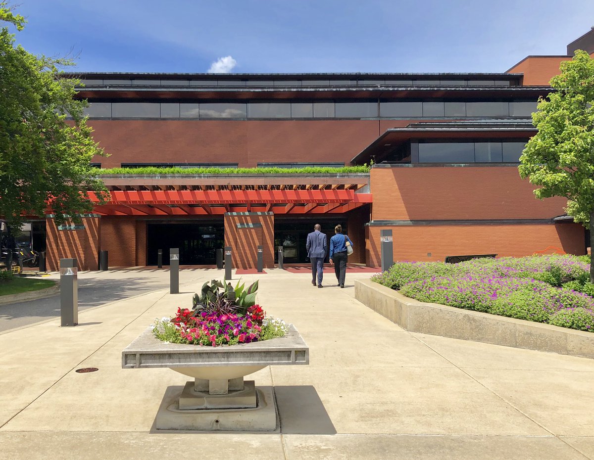 Domino’s Farms (1984) /// Domino’s founder Tom Monaghan, an FLW fanatic, hired Birkerts to design the company a horizontal Prairie-style headquarters, with nearly 1,000,000sf of office space and the world’s largest copper roof.