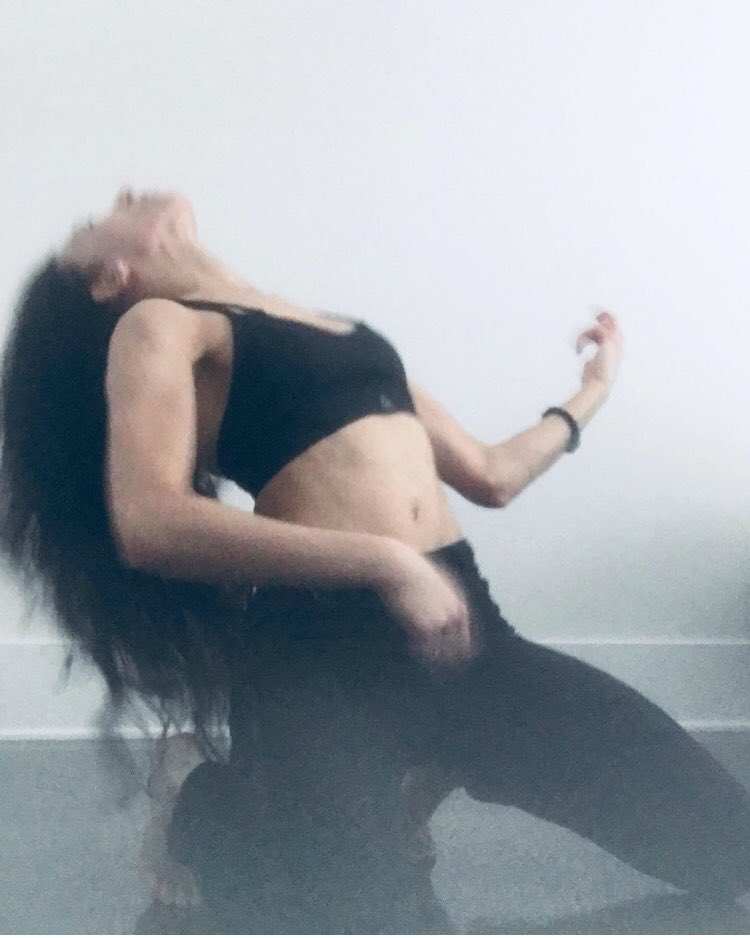 IoanaBarboux's tweet photo. I’ve been encouraged to play some #airGuitar and took it a little bit too seriously 🤦🏻♀️🤷🏻♀️😂 #guitar #actor #drama #gotintoit #animalstyle #iphonephotography #music #nomusic https://t.co/Jx2cYxWo1U