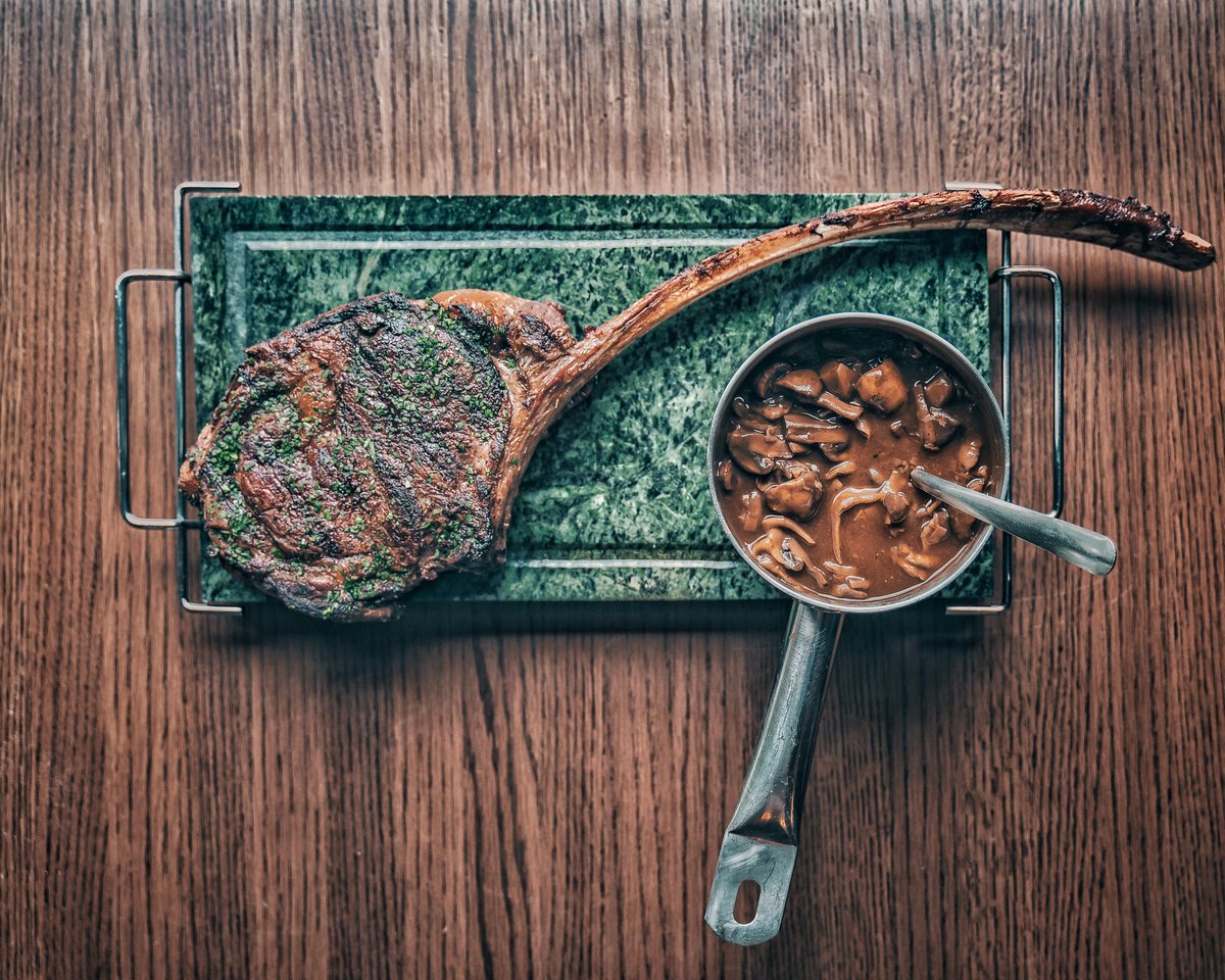 villaazurmx's tweet photo. Tomahawk Prime, 1200 gramos de la mejor carne acompañado con setas salteadas en su jugo. #VillaAzur #Polanco #Mexico https://t.co/o4sZPbucY4