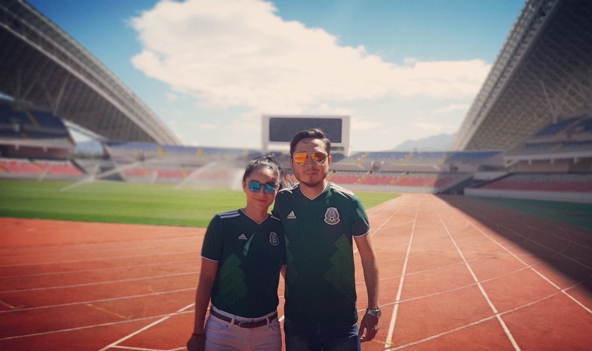 LalinUribe's tweet photo. Abro hilo... 👇🏻

¡Su mejor foto en un estadio de fútbol! ⚽️ https://t.co/oybbkjKCPY