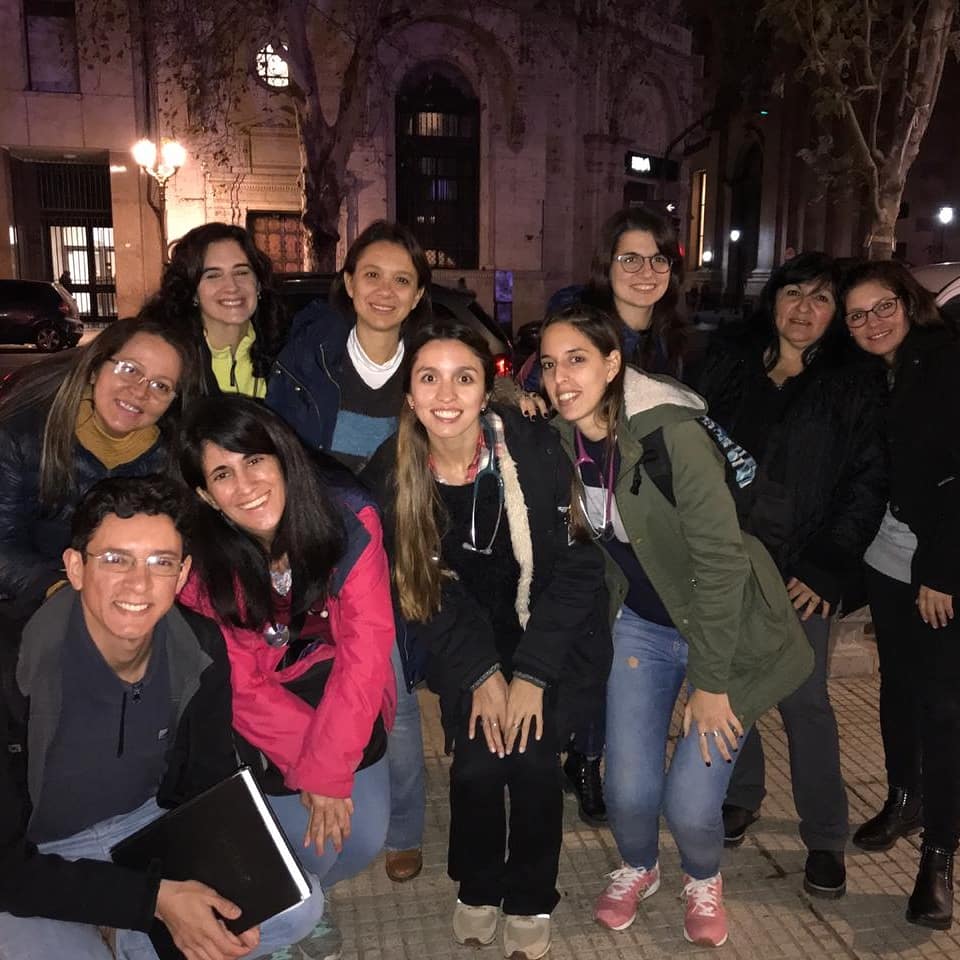 meregalas1hora's tweet photo. Este finde brindamos atención médica gratuita en tres lugares:
Plaza de Mayo, Parroquias San Carlos y San Expedito

Los invitamos a sumarse a esta #experienciasolidaria y convertise en #DonanteDeHoras

Contactanos:
info@meregalasunahora.org o al celular 1163059661

#MRHU https://t.co/cIqE2NL2yH