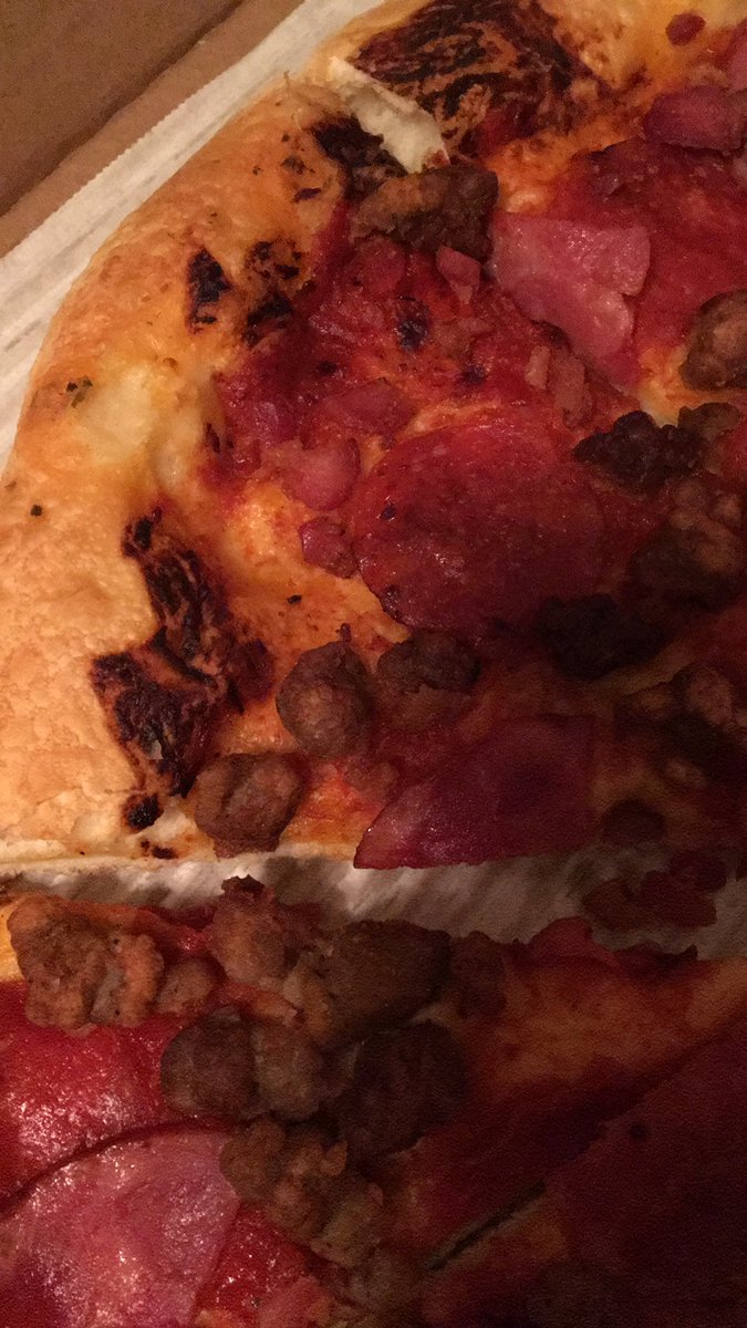 josephmsoto's tweet photo. How can this possibly be extra sauce if I can still see the bread. Lol that’s not even regular sauce @pizzahut https://t.co/bYKWoKVXOj