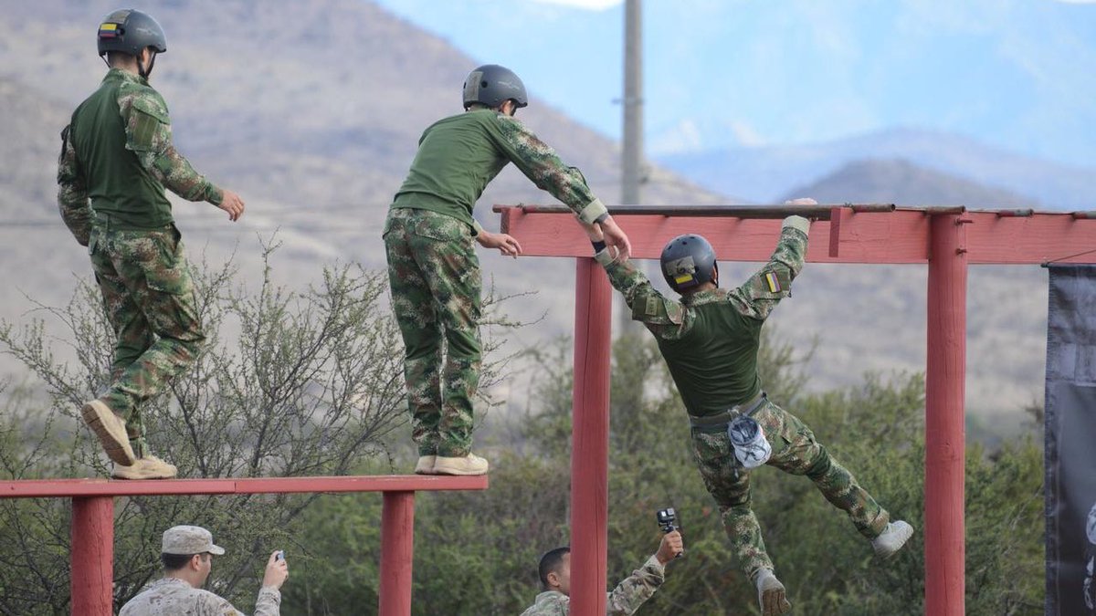 IvanDuque's tweet image. Nos llena de alegría y orgullo una noticia que llega desde Chile: por décima ocasión equipo de @FuerzasMilCol de Colombia se consagra campeón de competencia #FuerzasComando2019. Nuestros héroes fueron los mejores entre 20 equipos de Fuerzas Especiales de América ¡Felicitaciones!