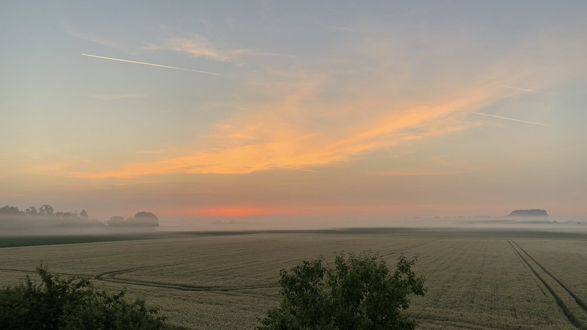 free_mover's tweet photo. Morning sky in #Oberding – view out of my window at 5 am in #Bavaria near #MunichAirport https://t.co/6R4lIjNu0K