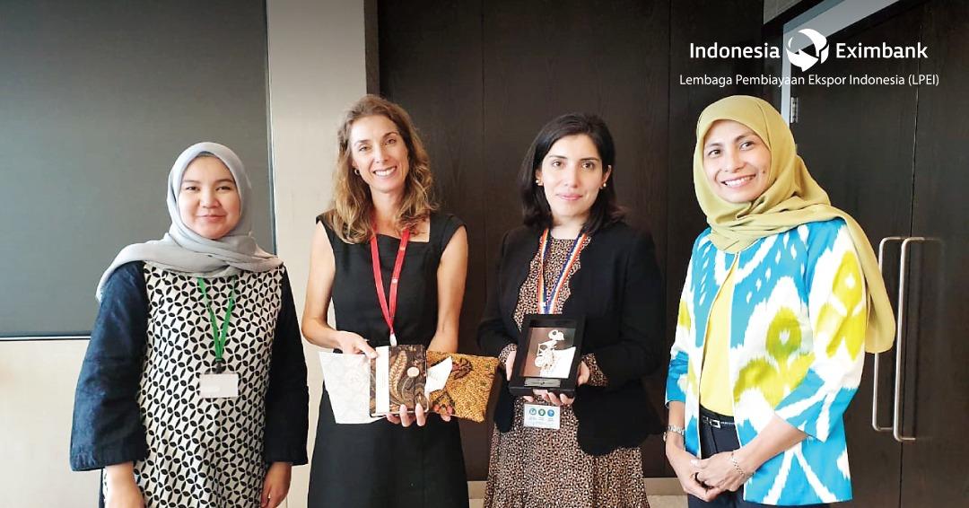 Eximbank_ID's tweet photo. #SahabatEkspor, LPEI/ Indonesia Eximbank salah satu #SMV di bawah @KemenkeuRI, kemarin (25/06/2019) melakukan courtesy visit ke Standard Chartered Bank (SCB) Head Office di London, Inggris utk mendiskusikan potensi kerja sama.
#LPEI #IndonesiaEximbank #AyoEkspor #Export4Growth https://t.co/JgQcbOT4OT