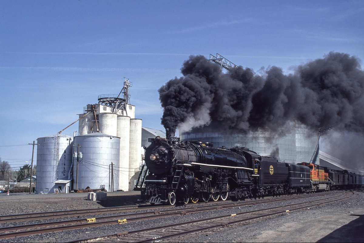 TheSPS700's tweet photo. RITZVILLE, WASHINGON: The SP&amp;S 700 smoked it up for a photo run-by on her round trip from Portland, Or to Spokane, WA in April 2001. This photo was taken by Steve Barry / https://t.co/jIHGJOsmyB https://t.co/ZxM3OaZaP9