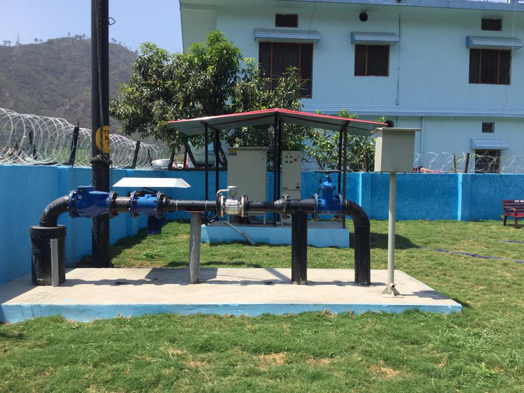dr_ronghang's tweet photo. Water is pumped for ~45000 souls from the river bank of Alaknanda (Ganga) at Srinagar and supply to an elevation of 700 m (Pauri) without any chemical treatments only inline electrolysis (solar driven disinfection system) from Autarcon GmbH. Mr.Kimothi is driven person here 💐💐 https://t.co/TjkjTAc9Fu