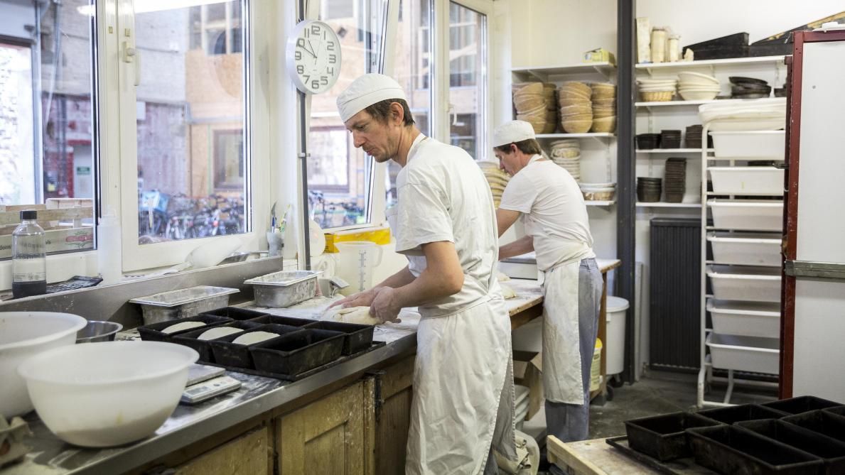"Chaque mois, depuis 10 ans, 2 boulangeries ferment en Wallonie"
Triste constat posé par la Fédération francophone de la #boulangerie 🥐🍞
Malgré cela, de nouvelles enseignes ouvrent chaque année, en proposant des alternatives au modèle traditionnel. 
buff.ly/2X6sTfH