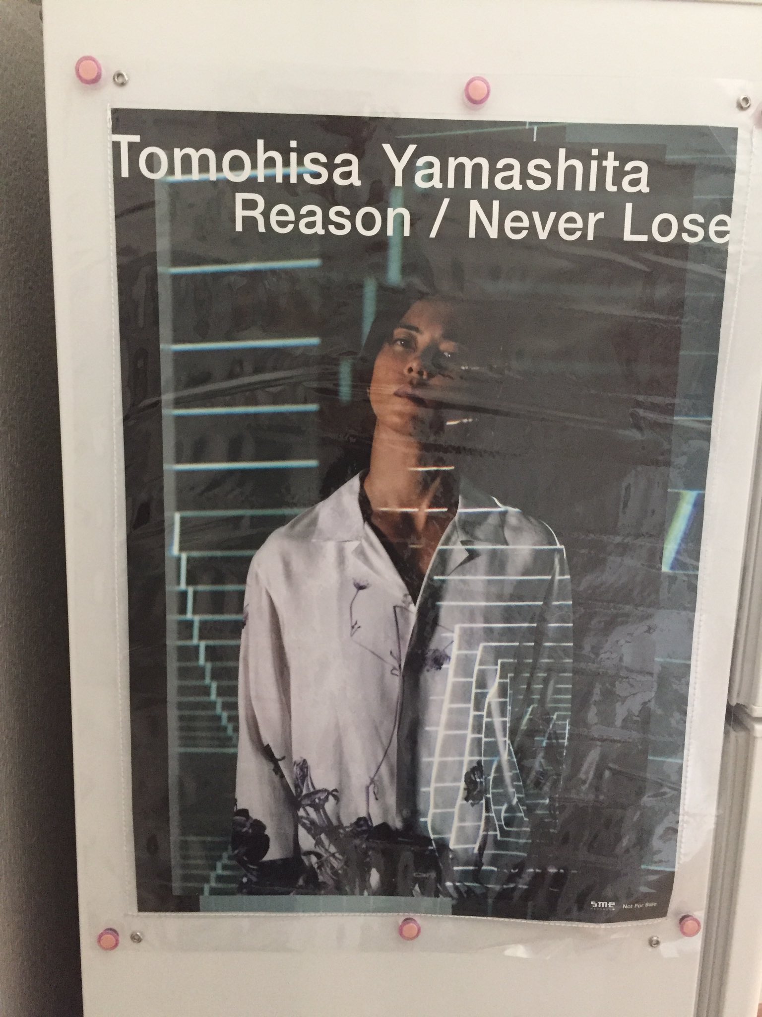 ゆっきー 先日セリアで素敵な商品見つけた ポスターフレームってそんなにたくさん飾れないしどうしようと思ってたからこれは便利 きれいに保管できてかさばらない 画鋲だけでなく磁石で飾れるのところもよい ポスター収納で悩ん