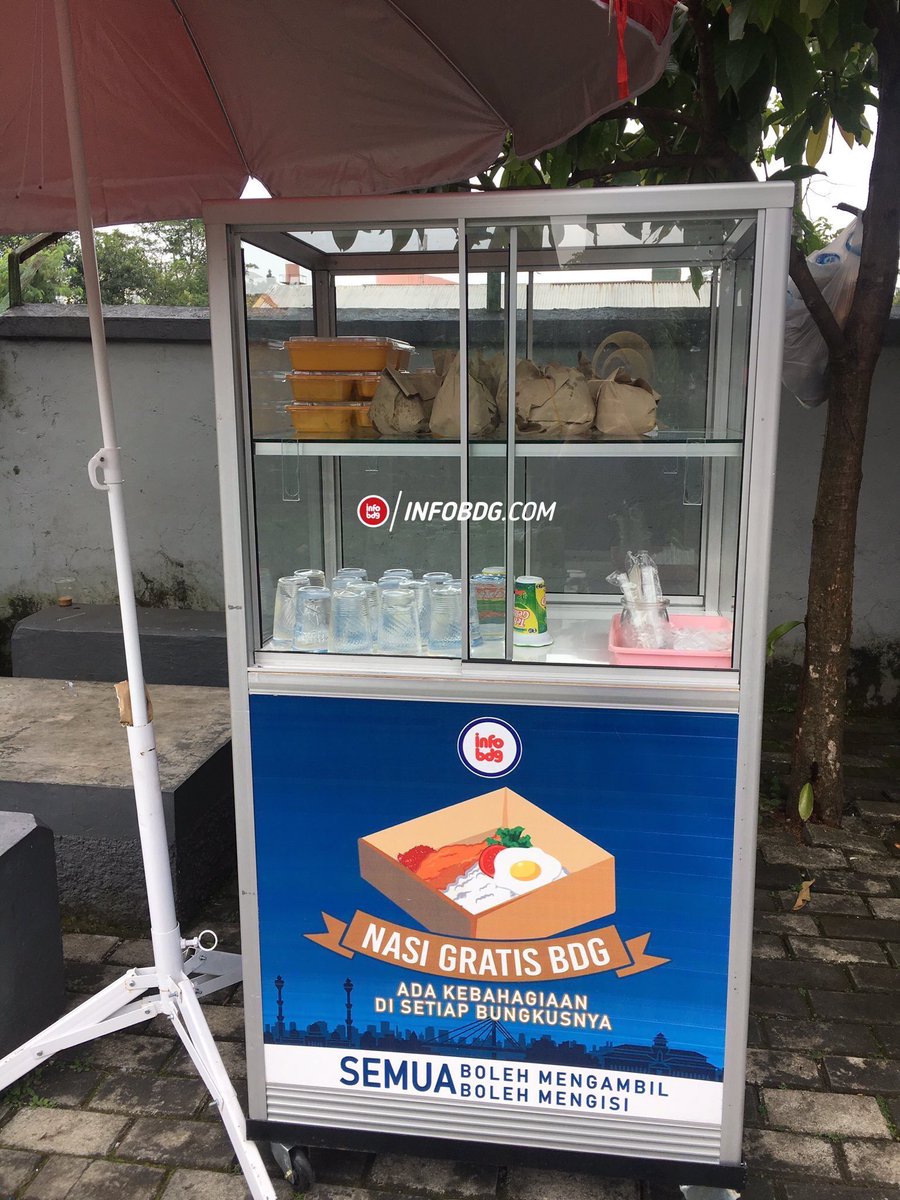 infobdg's tweet image. Yuk berbagi dengan sesama.

Taruwit bisa membantu mengisi nasi bungkus atau minuman di etalase #NasiGratisBDG lho.

Lokasinya ada di Jl Simpang Pahlawan 1 Cikutra Baru (Samping Pos Satpam) Etalase di buka jam 10.00 - 16.00.