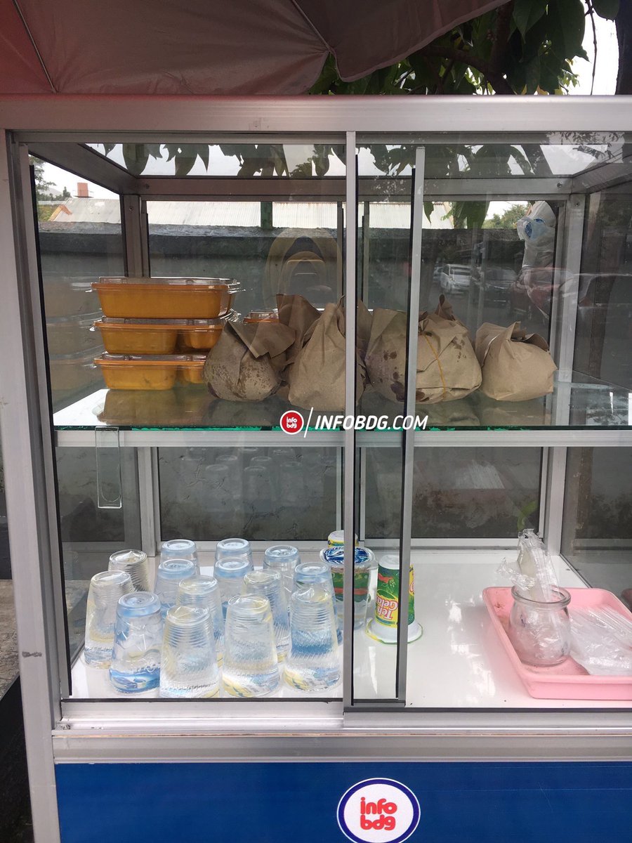 infobdg's tweet image. Yuk berbagi dengan sesama.

Taruwit bisa membantu mengisi nasi bungkus atau minuman di etalase #NasiGratisBDG lho.

Lokasinya ada di Jl Simpang Pahlawan 1 Cikutra Baru (Samping Pos Satpam) Etalase di buka jam 10.00 - 16.00.