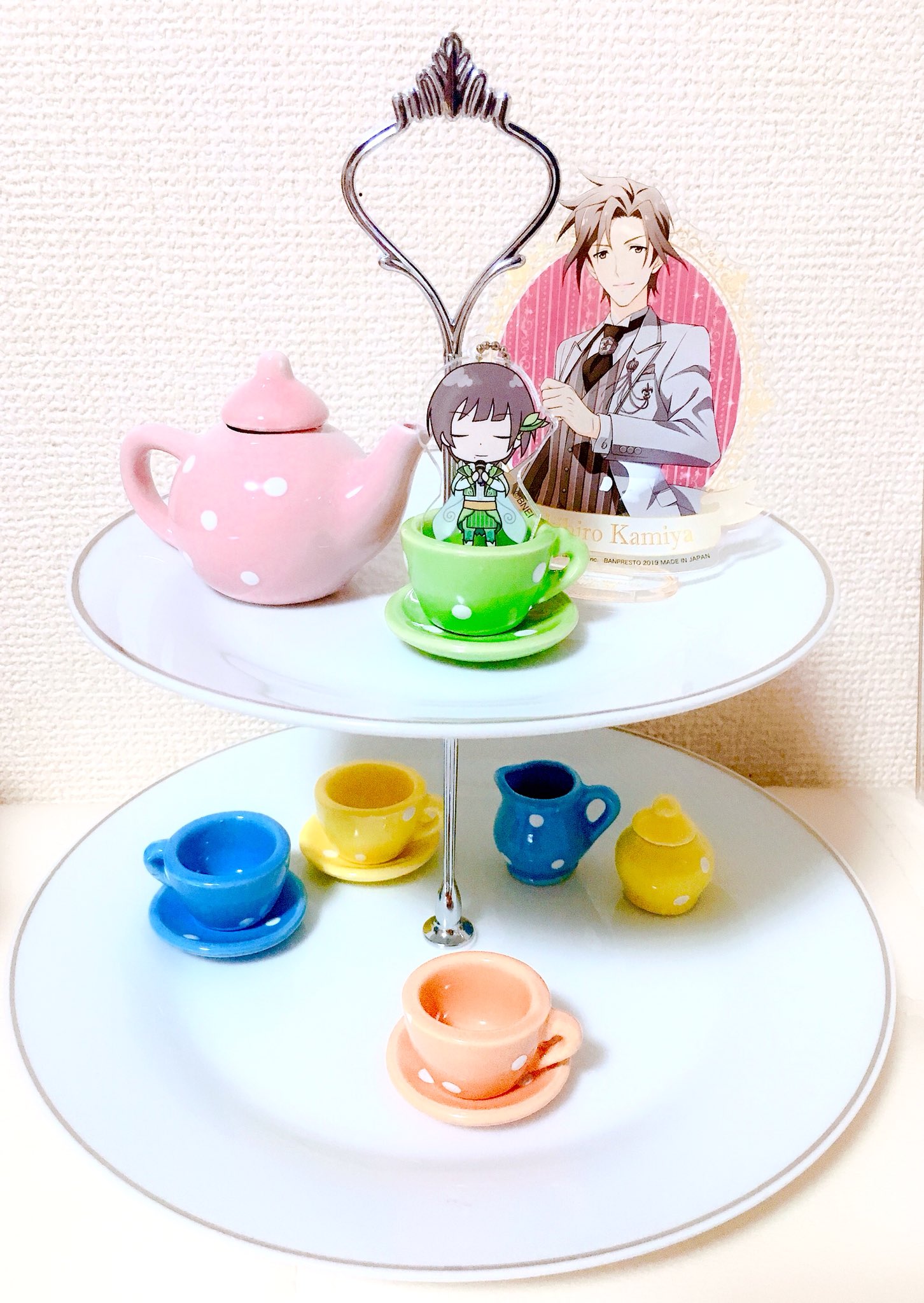 慶 けぇ フライングタイガーのケーキスタンドとミニチュアティーセットめっちゃかわいいからオススメ 超安い 今後届くアクスタとか飾るんだ 楽しみ フェイクスイーツとかも買って可愛く飾りたい T Co Gqtofewbdm Twitter