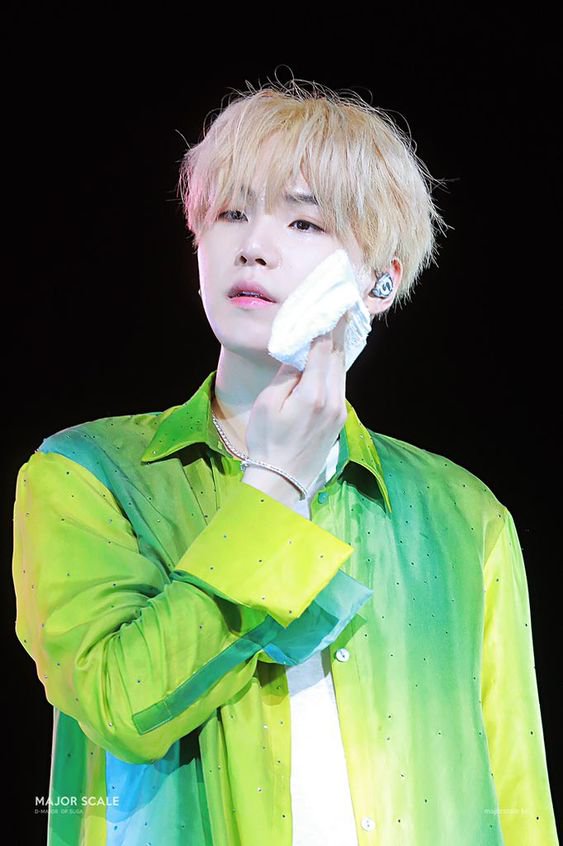 ClaritaSA2's tweet photo. @Abigail37659716 @BTS_twt Para cuando  la boda?❤😂 https://t.co/Sxw9z1eghD