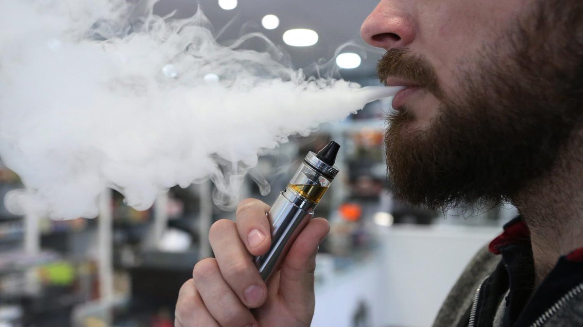 franceinfo's tweet photo. Plus de 700 000 Français ont arrêté de fumer grâce à la cigarette électronique

https://t.co/dPgxVQnOgd https://t.co/lSQuzY4n0r