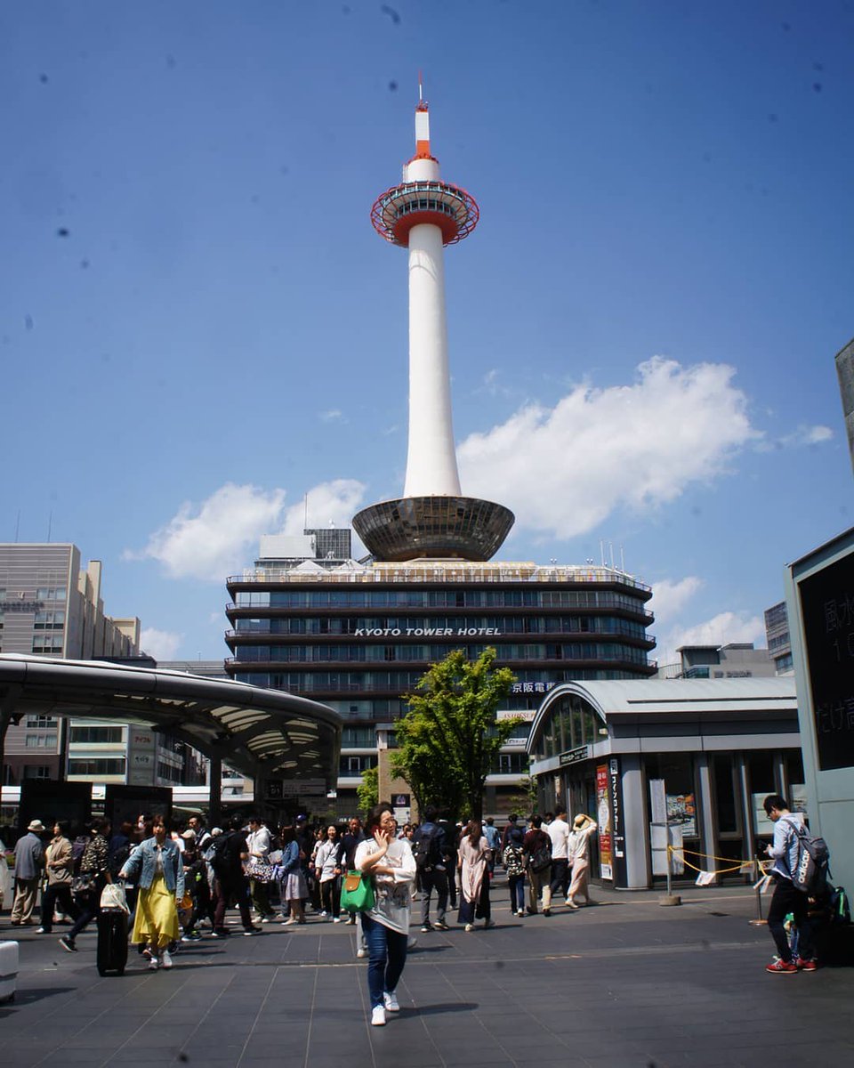 KeJepangYuk's tweet photo. Menjulang tinggi di depan Stasiun Kyoto adalah Kyoto Tower. Berdiri di atas Kyoto Tower hotel, Kyoto Tower merupakan salah satu landmark yang terkenal yang ada di Kyoto. Bentuknya unik dibandingkan gedung di sekelilingnya karena tidak banyak gedung-gedung tinggi yang ada di Kyoto https://t.co/cT2z3zvWJE