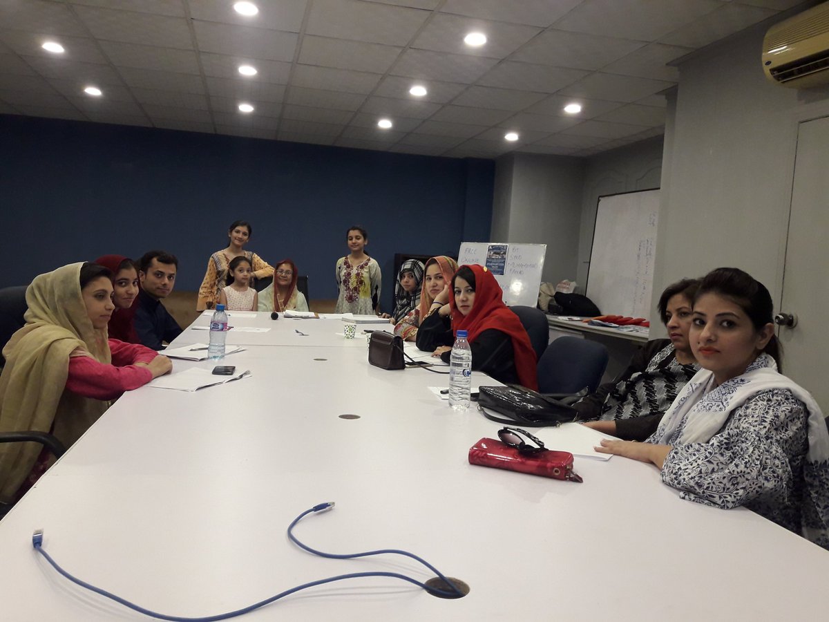 SabeenNaz11's tweet photo. READ Pakistan expresses its gratitude to its trainer Syed Muhammad Fahad & sponsor @FNFPakistan for making our live training session from USA, a success in collaboration of @EPakistan💐👏🏾
#FandomCirle
#ReadPakistan
#Cyberead https://t.co/FJNYJdxWLI