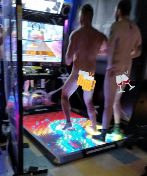 밝아오는 새벽녘 쓰리섬하는 개와 사까시하는 게이들 그리고 자전거 묘기.jpg