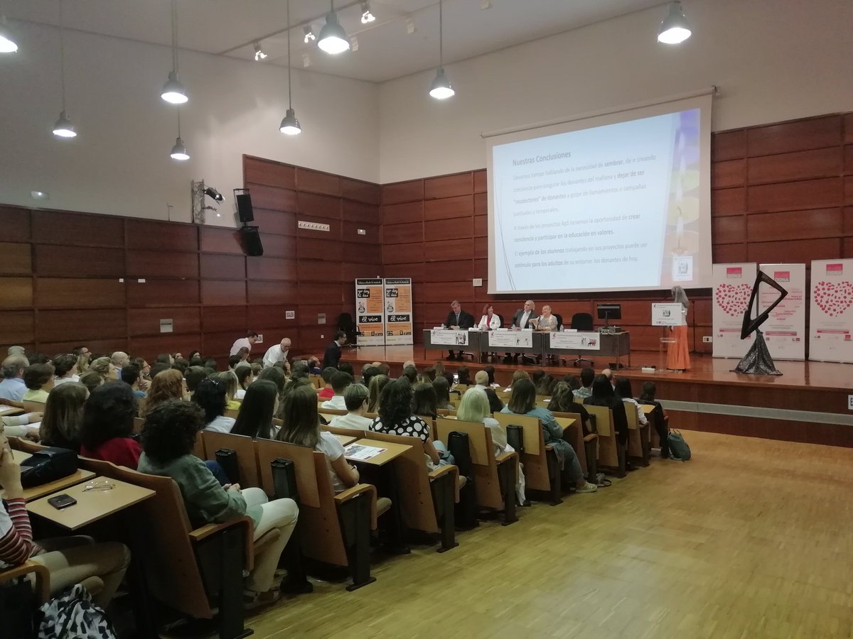 Da gusto venir un año + al <a href="/Madridonasangre/">Centro de Transfusión🩸</a> al acto x el #diamundialdeldonantedesangre con alumnos y profes del <a href="/CardenalCisnero/">IESCardenalCisneros</a>, un proyecto d #APS con el #Hospital Príncipe de Asturias <a href="/BVOLUNTALCALA/">BOLSAVOLUNTALCALA</a>. #HUPA <a href="/josealcrespo/">Jose A. Crespo 🇪🇸🏳️‍🌈</a> <a href="/pilardpz/">Pilar de la Peña</a> <a href="/eruizescudero/">Enrique Ruiz Escudero</a> <a href="/ComunidadMadrid/">Comunidad de Madrid</a> #Hemotuiteros